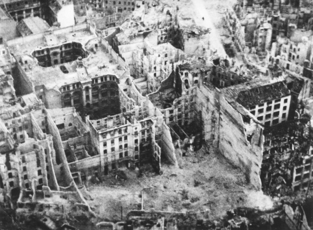 Разрушенный Берлин: фотографии 1945 года Разрушенный Берлин: фотографии 1945 года