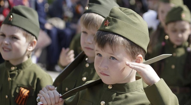 Наряжать детей в военную форму в День Победы - это патриотизм или карнавал? Мнения людей (+опрос под катом) Наряжать детей в военную форму в День Победы - это патриотизм или карнавал? Мнения людей (+опрос под катом)