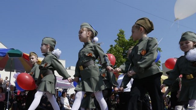 Наряжать детей в военную форму в День Победы - это патриотизм или карнавал? Мнения людей (+опрос под катом) Наряжать детей в военную форму в День Победы - это патриотизм или карнавал? Мнения людей (+опрос под катом)