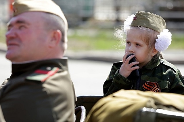 Наряжать детей в военную форму в День Победы - это патриотизм или карнавал? Мнения людей (+опрос под катом) Наряжать детей в военную форму в День Победы - это патриотизм или карнавал? Мнения людей (+опрос под катом)