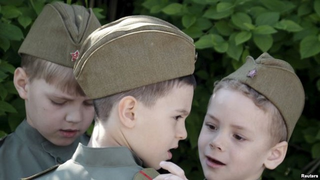 Наряжать детей в военную форму в День Победы - это патриотизм или карнавал? Мнения людей (+опрос под катом) Наряжать детей в военную форму в День Победы - это патриотизм или карнавал? Мнения людей (+опрос под катом)