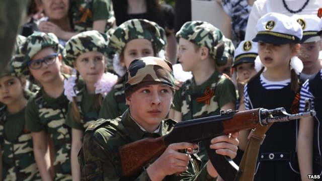 Наряжать детей в военную форму в День Победы - это патриотизм или карнавал? Мнения людей (+опрос под катом) Наряжать детей в военную форму в День Победы - это патриотизм или карнавал? Мнения людей (+опрос под катом)