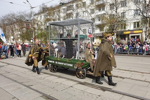 Театральный перформанс на параде Победы в Нижнем Тагиле Театральный перформанс на параде Победы в Нижнем Тагиле