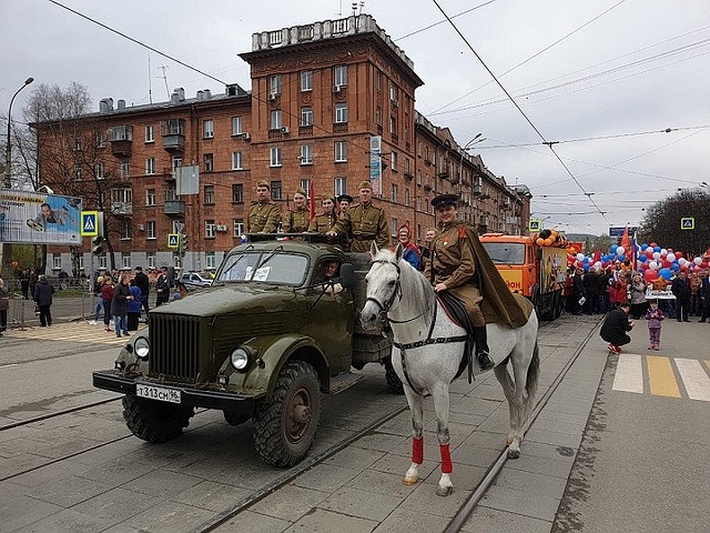Театральный перформанс на параде Победы в Нижнем Тагиле Театральный перформанс на параде Победы в Нижнем Тагиле