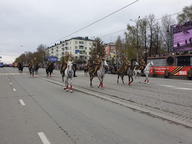 Театральный перформанс на параде Победы в Нижнем Тагиле Театральный перформанс на параде Победы в Нижнем Тагиле