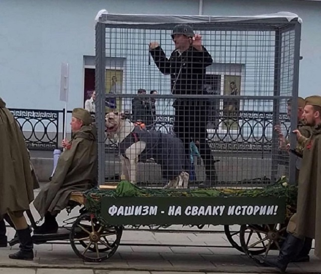 Театральный перформанс на параде Победы в Нижнем Тагиле Театральный перформанс на параде Победы в Нижнем Тагиле