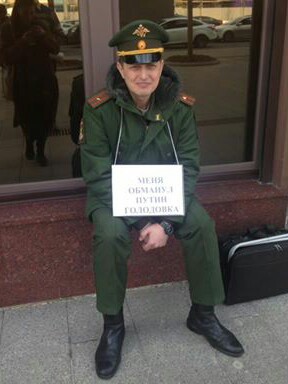 На фоне Крым наш и сирийских викторий российский офицер обьявил голодовку и 22 сутки выходит на одиночный пикет у администрации президента На фоне Крым наш и сирийских викторий российский офицер обьявил голодовку и 22 сутки выходит на одиночный пикет у администрации президента