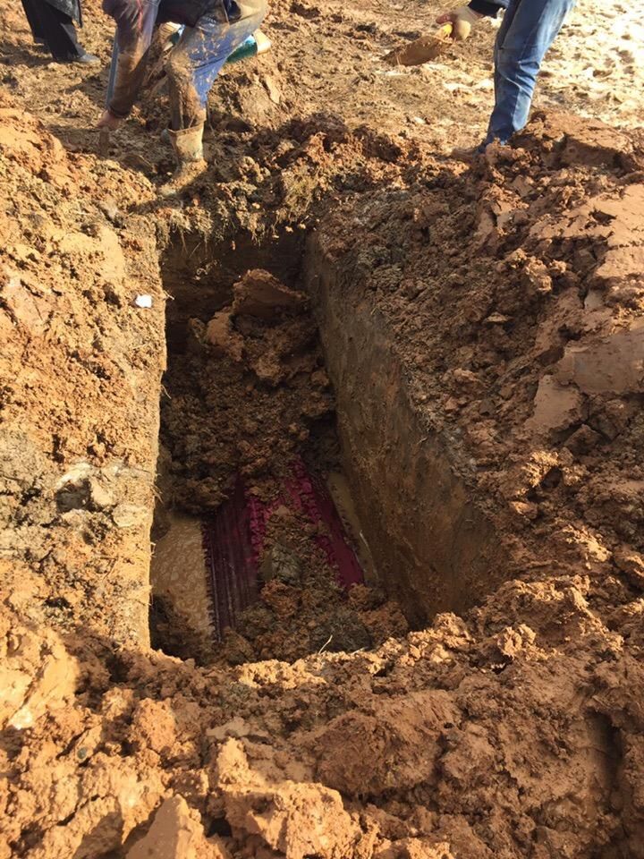 На кладбище Ржева покойников приходится хоронить среди болота