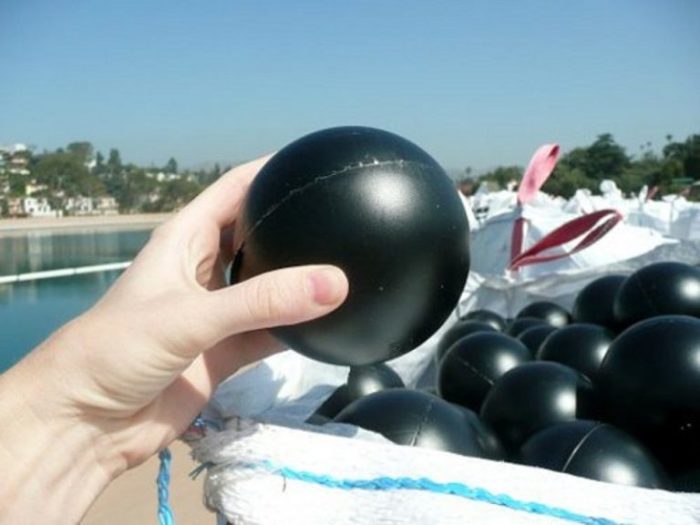 Зачем в водохранилище Лос-Анджелеса сбросили миллионы черных шаров Зачем в водохранилище Лос-Анджелеса сбросили миллионы черных шаров