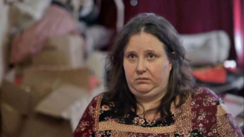 За 7 лет женщина очень сильно забила квартиру мусором За 7 лет женщина очень сильно забила квартиру мусором