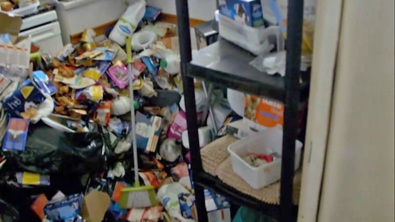 За 7 лет женщина очень сильно забила квартиру мусором За 7 лет женщина очень сильно забила квартиру мусором