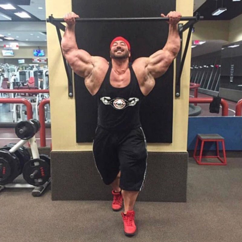 Худой подросток превратился в гору мышц