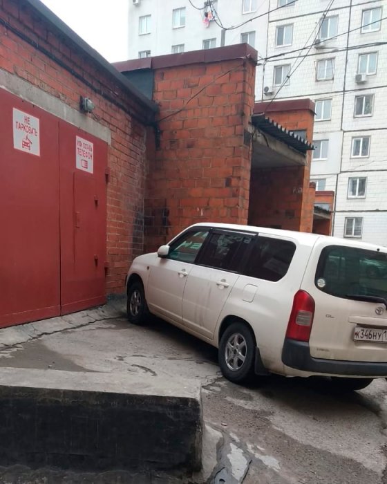 Припарковался у гаража во Владивостоке