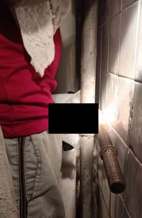 Подросток занялся сексом с водопроводной трубой и намертво в ней застрял