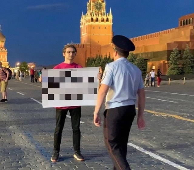 Блогера Руслана Соколовского задержали с провокационным плакатом
