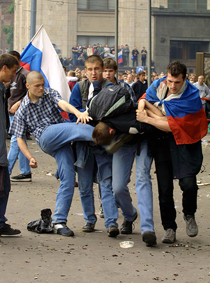 Из истории Москвы: 17 лет назад футбольные фанаты разгромили Манежную площадь Из истории Москвы: 17 лет назад футбольные фанаты разгромили Манежную площадь