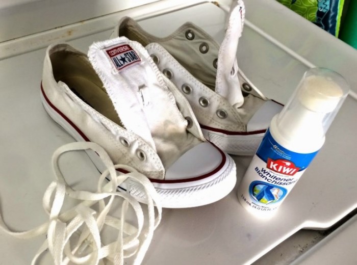 «Народные» средства для очистки черных полос на белой обуви «Народные» средства для очистки черных полос на белой обуви