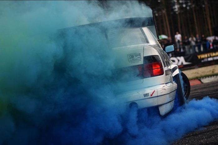 Цвет выхлопных газов может показать неисправность автомобиля Цвет выхлопных газов может показать неисправность автомобиля