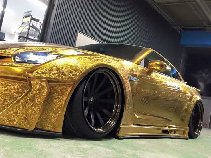 Уникальный золотой Nissan