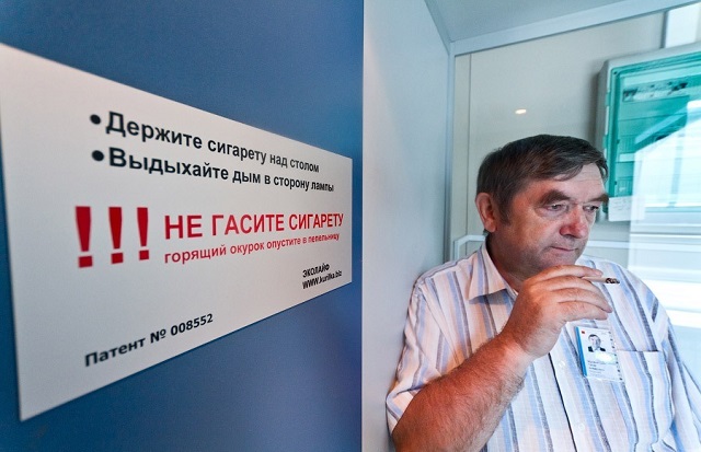В российских аэропортах могут появиться платные "курилки"