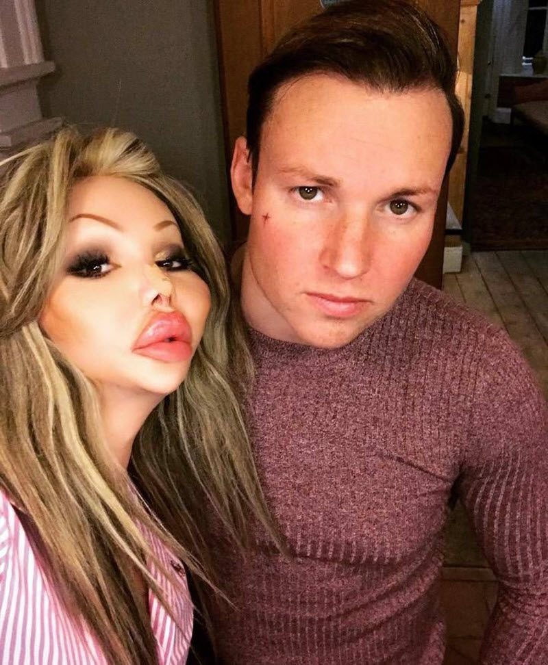 Убойное сочетание пластики и Фотошопа на примере блондинки-гуманоида