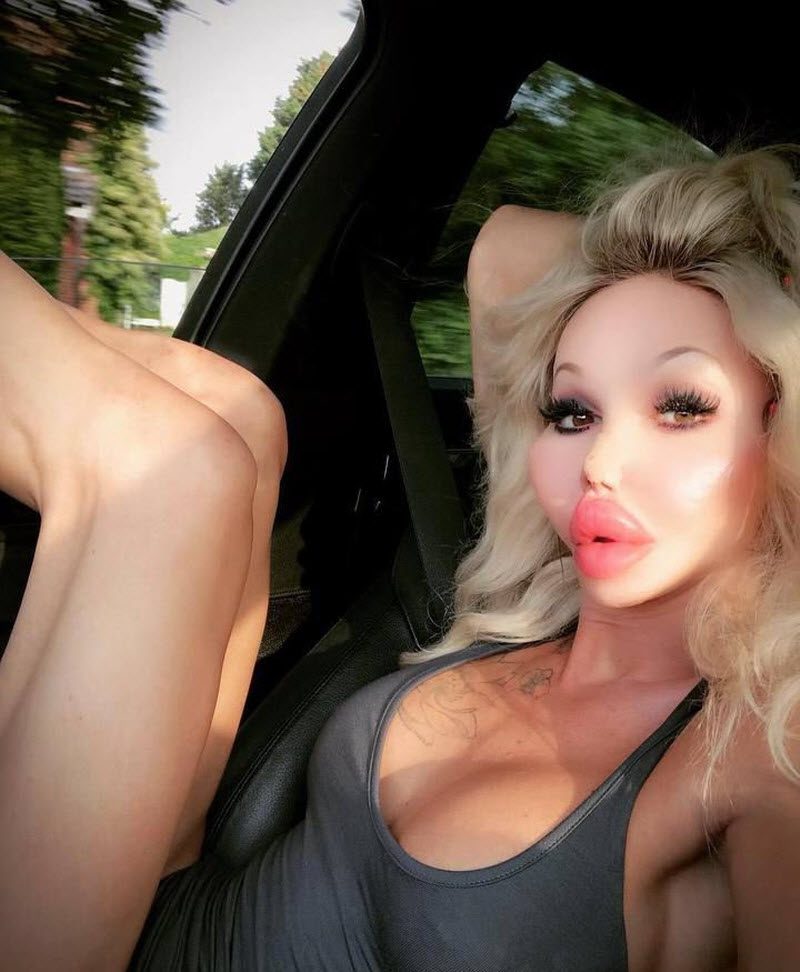 Убойное сочетание пластики и Фотошопа на примере блондинки-гуманоида