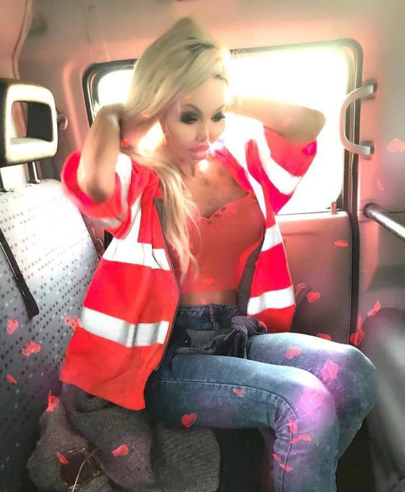 Убойное сочетание пластики и Фотошопа на примере блондинки-гуманоида
