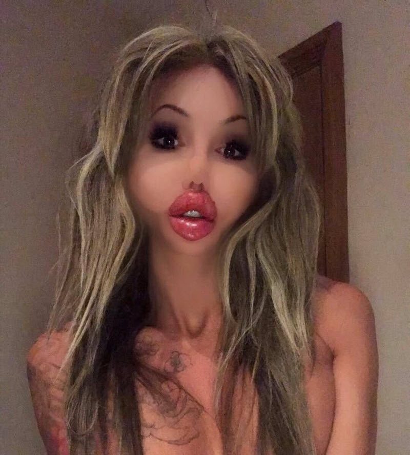 Убойное сочетание пластики и Фотошопа на примере блондинки-гуманоида