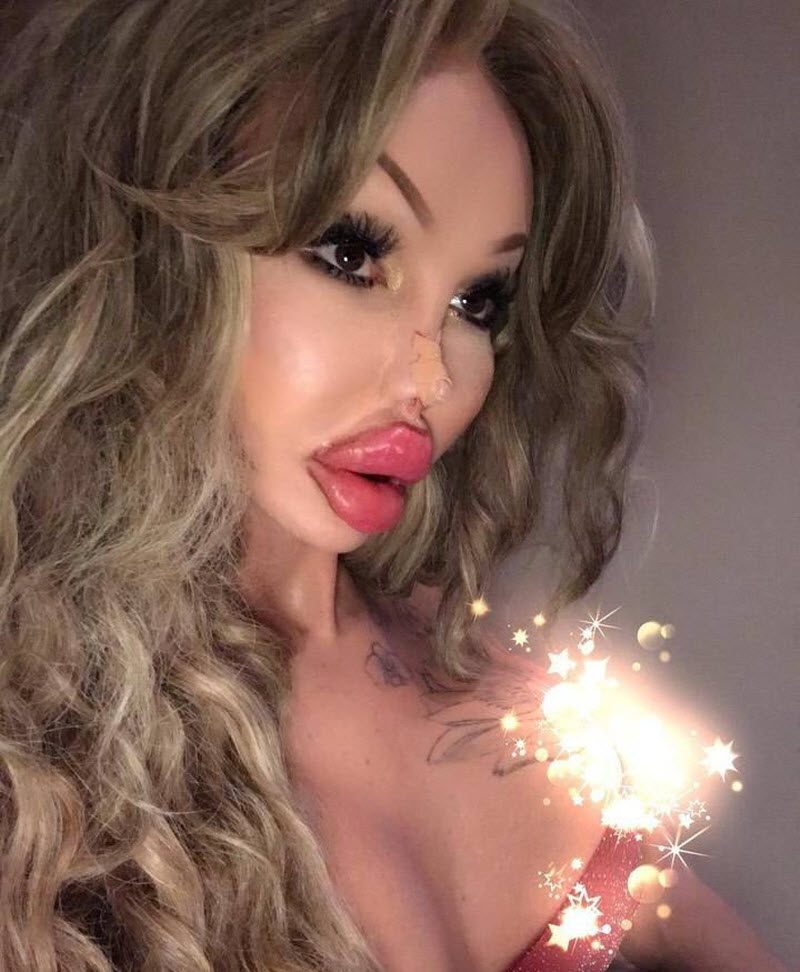Убойное сочетание пластики и Фотошопа на примере блондинки-гуманоида