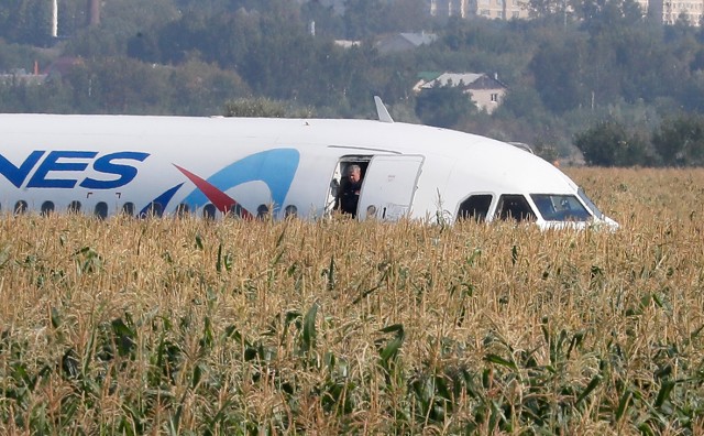 Командир А321 решил посадить самолет без шасси ВОПРЕКИ инструкциям Airbus и спас всех