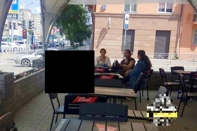 В Новосибирске родители разрешили ребенку справить нужду прямо за столом кафе