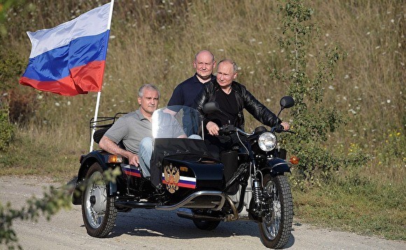 ГИБДД почему-то отказалась штрафовать Путина за езду на мотоцикле без шлема в Крыму ГИБДД почему-то отказалась штрафовать Путина за езду на мотоцикле без шлема в Крыму
