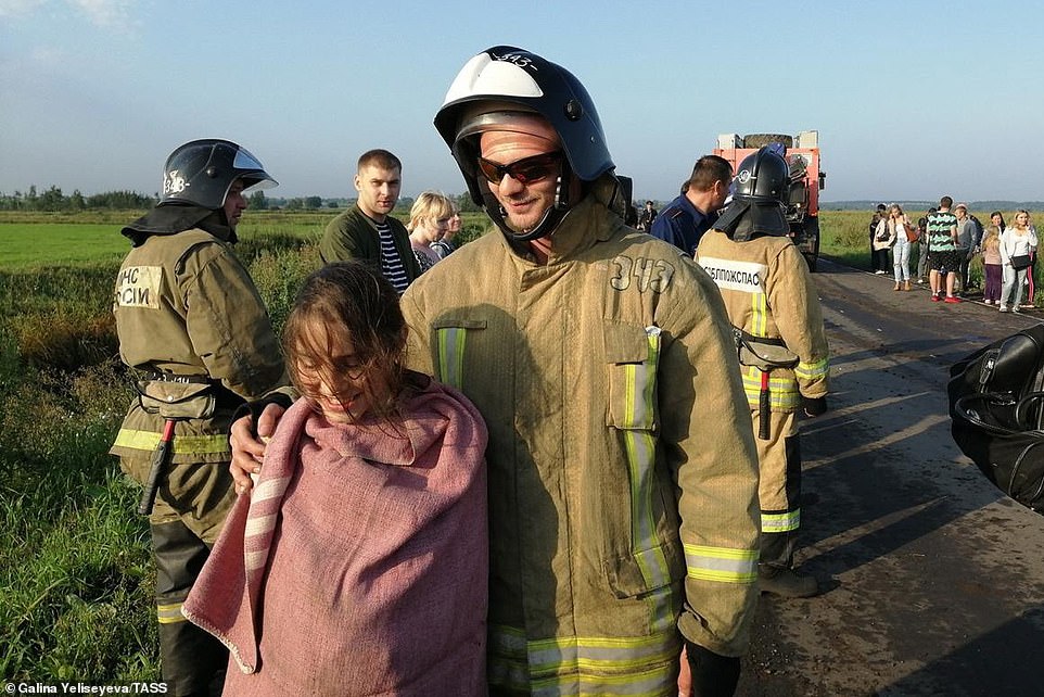 Аварийное приземление пассажирского самолета А321 в фотографиях Аварийное приземление пассажирского самолета А321 в фотографиях