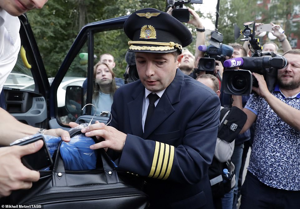 Аварийное приземление пассажирского самолета А321 в фотографиях Аварийное приземление пассажирского самолета А321 в фотографиях