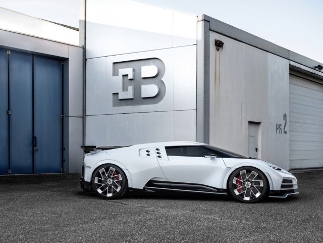 Bugatti представила гиперкар Centodieci за 597 миллионов рублей