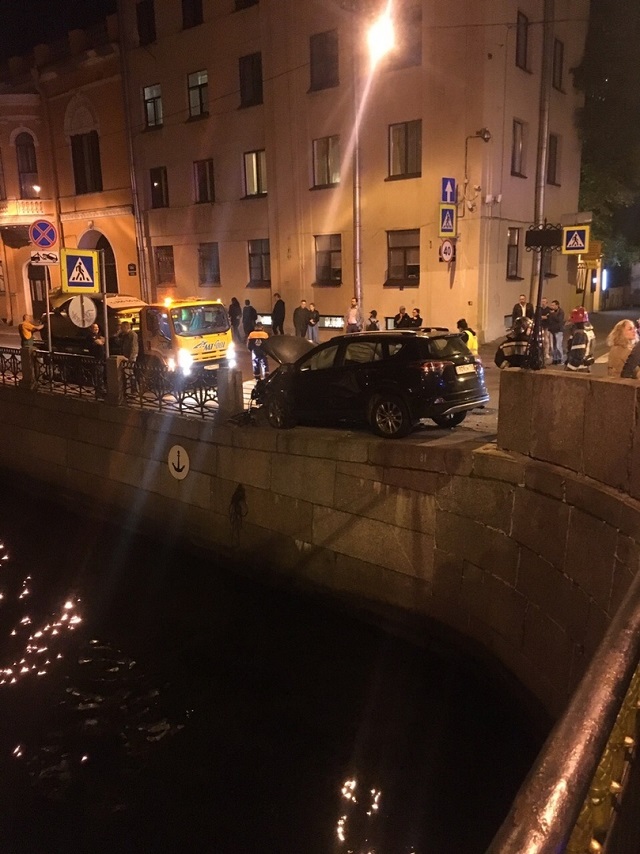 В Санкт-Петербурге в результате столкновения двух автомобилей пешеход упал в реку