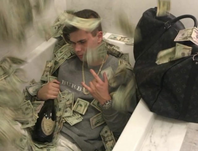 Блогер, хваставшийся роскошной жизнью, отправился за решетку на 17,5 лет Блогер, хваставшийся роскошной жизнью, отправился за решетку на 17,5 лет