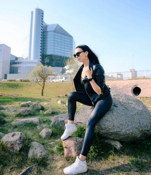 Девушки в нарядах из латекса