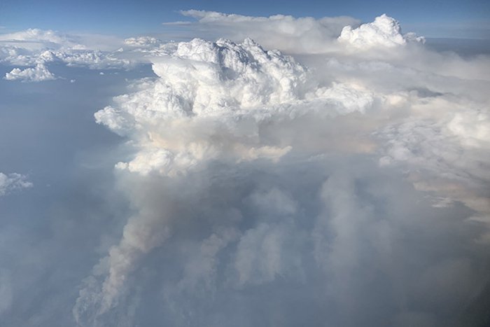 В NASA сфотографировали редкое явление – «огненные» облака В NASA сфотографировали редкое явление – «огненные» облака