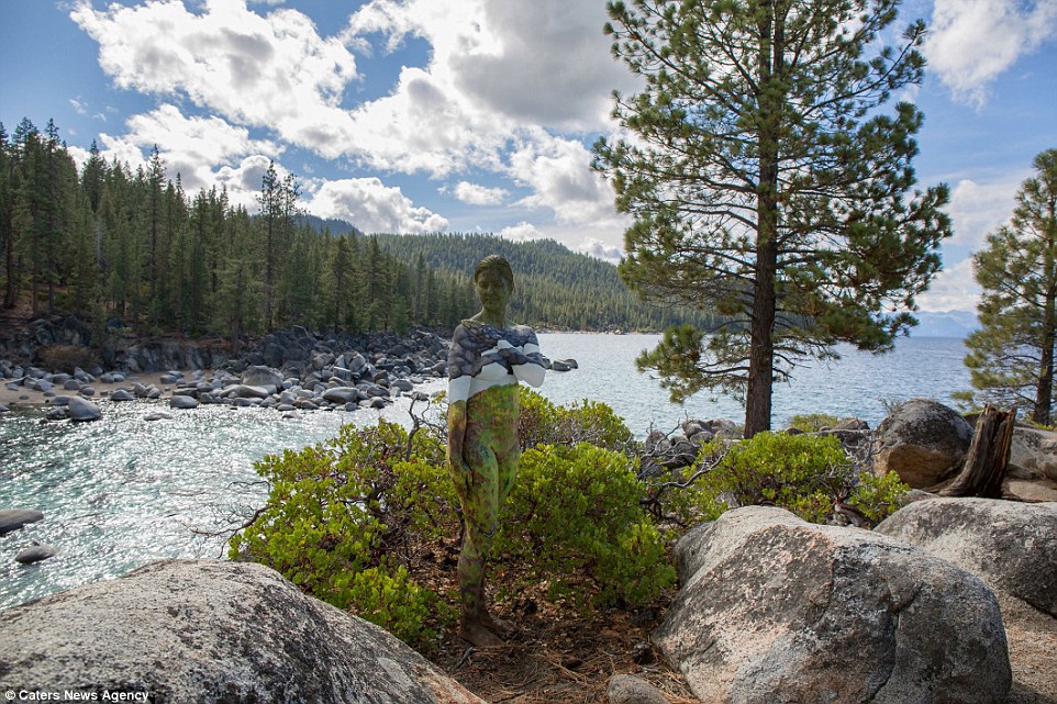 Как голые люди сливаются с ландшафтом Как голые люди сливаются с ландшафтом