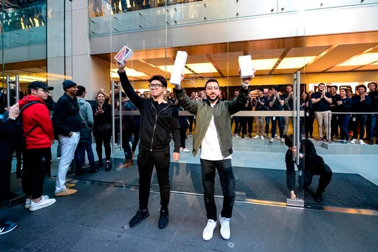 За место в очереди за iPhone 11 просят до 500 000 рублей