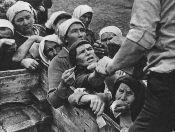 Почему в СССР в 70-е в селах каждый раз покупали по 5 и больше буханок хлеба? Почему в СССР в 70-е в селах каждый раз покупали по 5 и больше буханок хлеба?