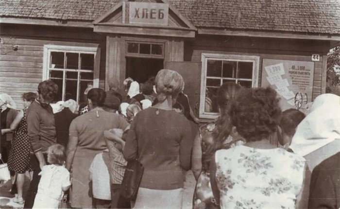 Почему в СССР в 70-е в селах каждый раз покупали по 5 и больше буханок хлеба? Почему в СССР в 70-е в селах каждый раз покупали по 5 и больше буханок хлеба?