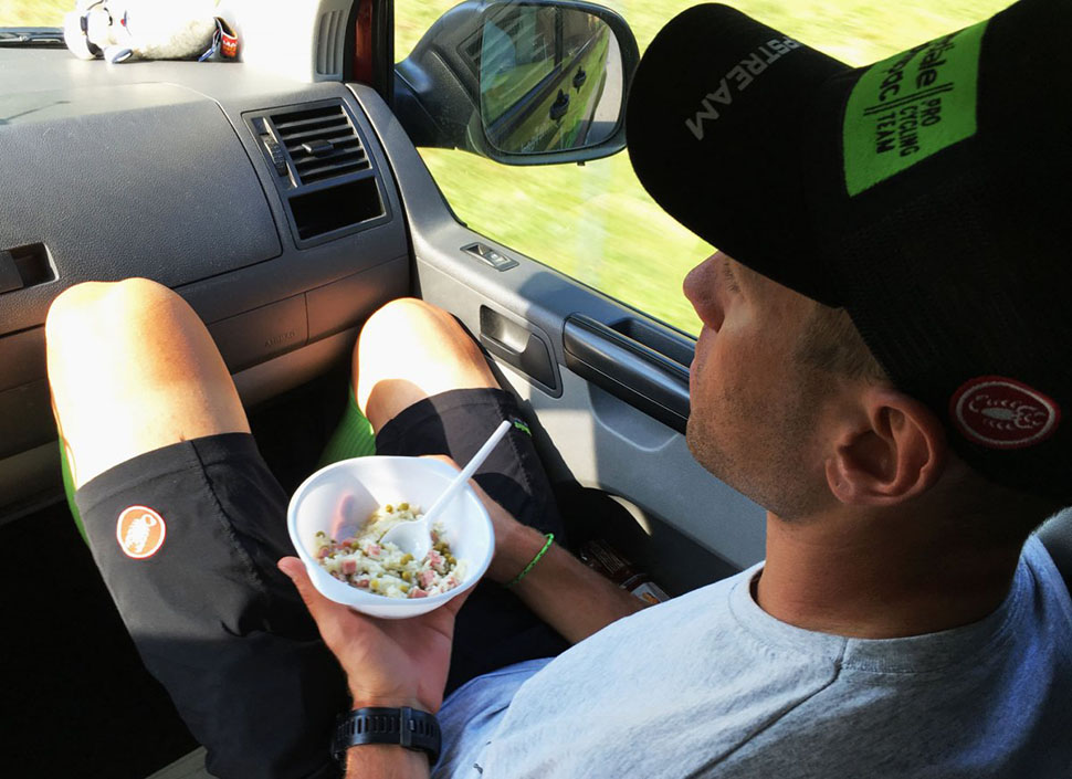 Что пьют и едят чемпионы Tour de France сразу после гонки Что пьют и едят чемпионы Tour de France сразу после гонки
