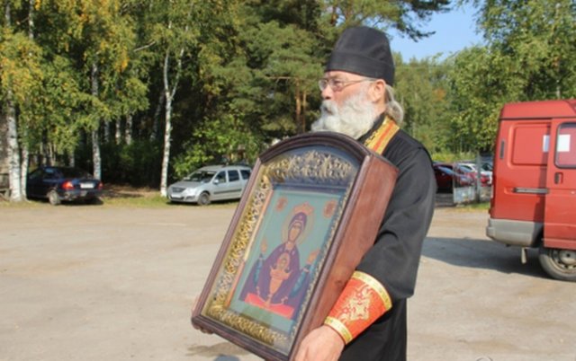 Священники решили исцелить жителей Твери от пьянства, вылив святую воду с самолёта Священники решили исцелить жителей Твери от пьянства, вылив святую воду с самолёта