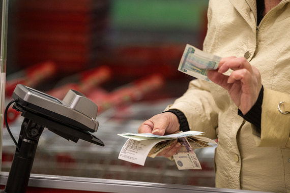 Россияне смогут снимать деньги в кассах супермаркетов