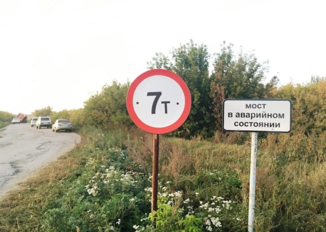 «Немного» перегруженный «КАМАЗ» проломил мост