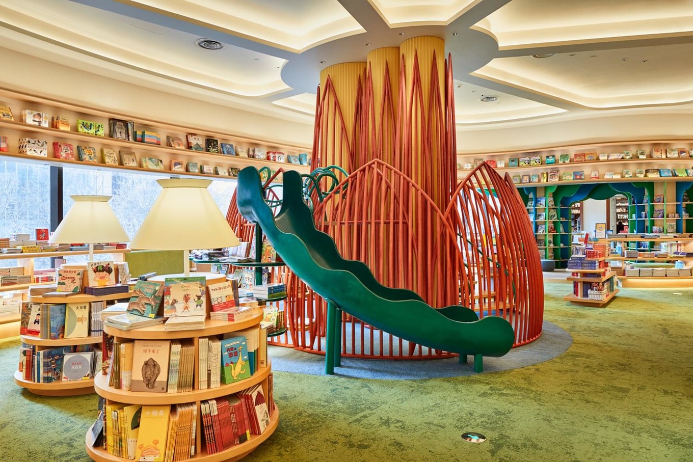 Интерьер книжного магазина в бизнес-центре в Китае Интерьер книжного магазина в бизнес-центре в Китае