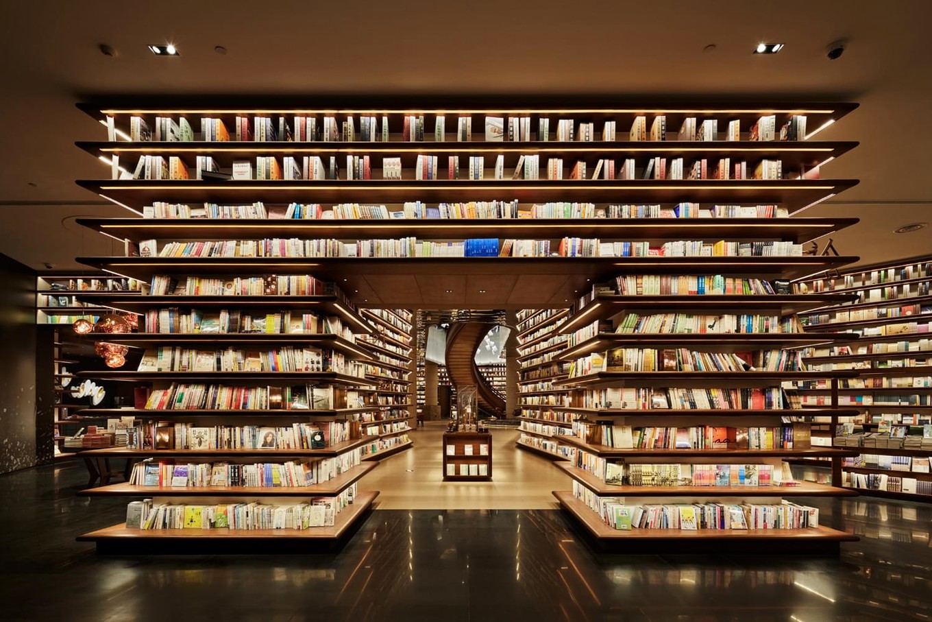 Интерьер книжного магазина в бизнес-центре в Китае Интерьер книжного магазина в бизнес-центре в Китае