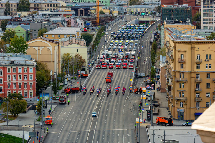 В Москве прошел парад коммунальной техники В Москве прошел парад коммунальной техники